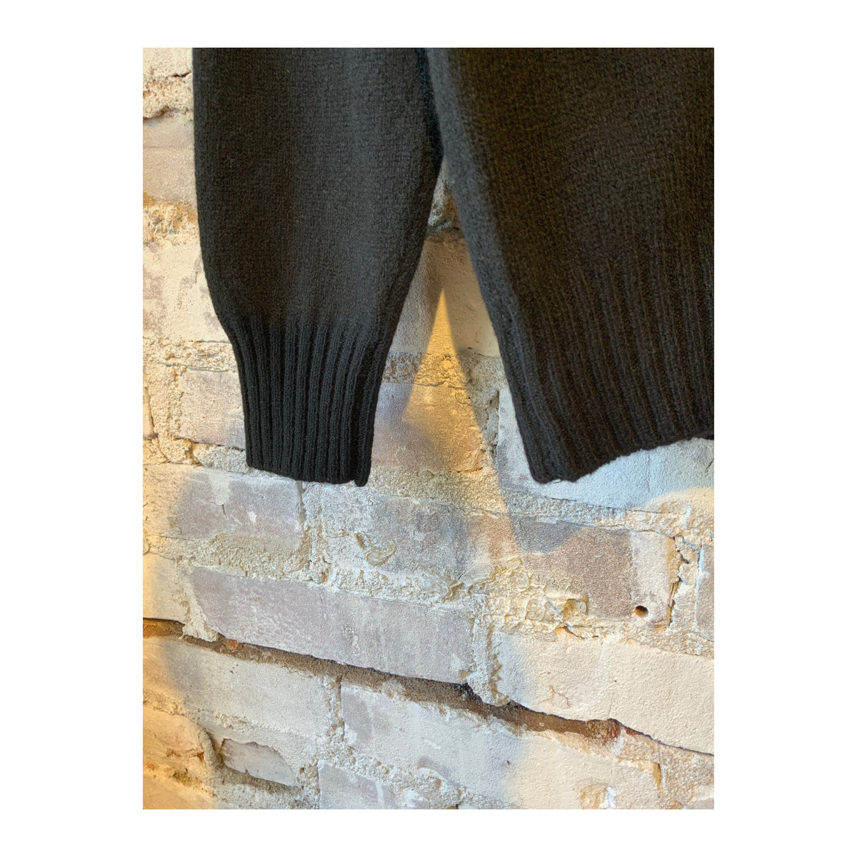 Men's black and olive cashmere pocket crew sweater, stylish and cozy knit from 04651/ brand.