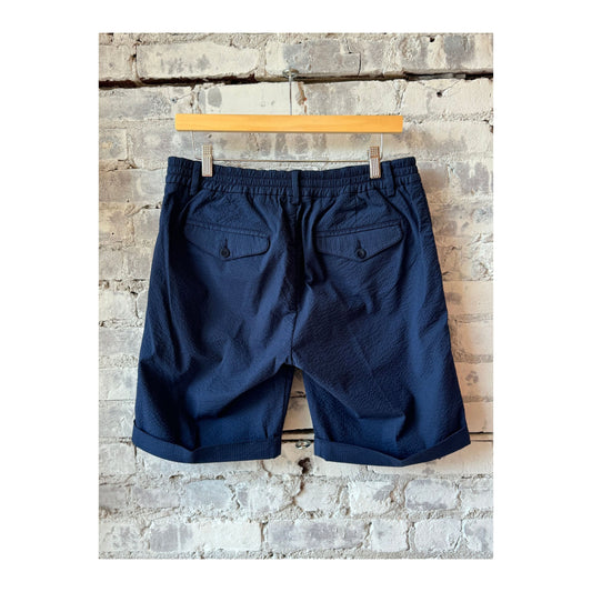 Men's navy seersucker Bermuda shorts from 04651, featuring a relaxed fit, elastic waistband, and classic seersucker fabric.