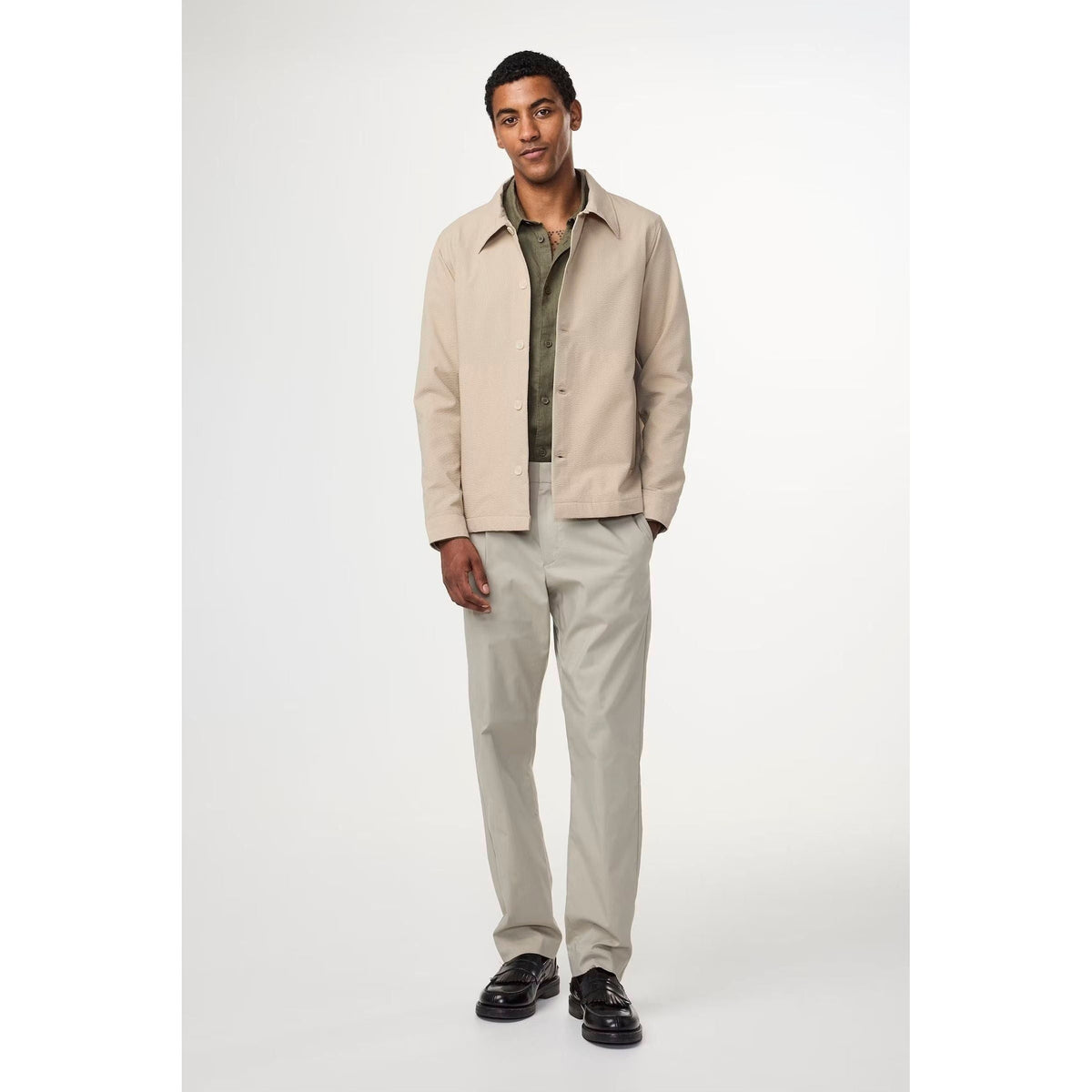 Men's NN07 Bill Classic Lightweight Pant in fog color, featuring a relaxed fit and casual style, displayed on a neutral background.