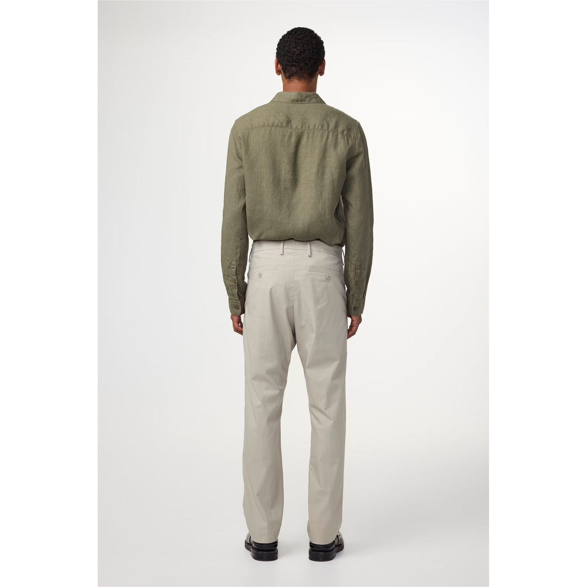 Men's NN07 Bill Classic Lightweight Pant in Fog, showing front view with tailored fit and soft fabric.