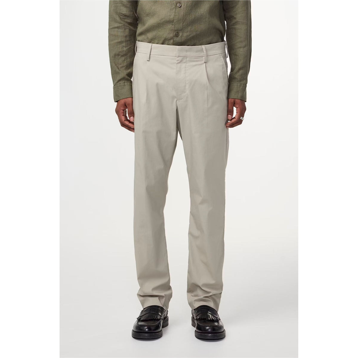 Men's Bill Classic Lightweight Pant in fog color by NN07, featuring a relaxed fit and casual style, shown on a model.