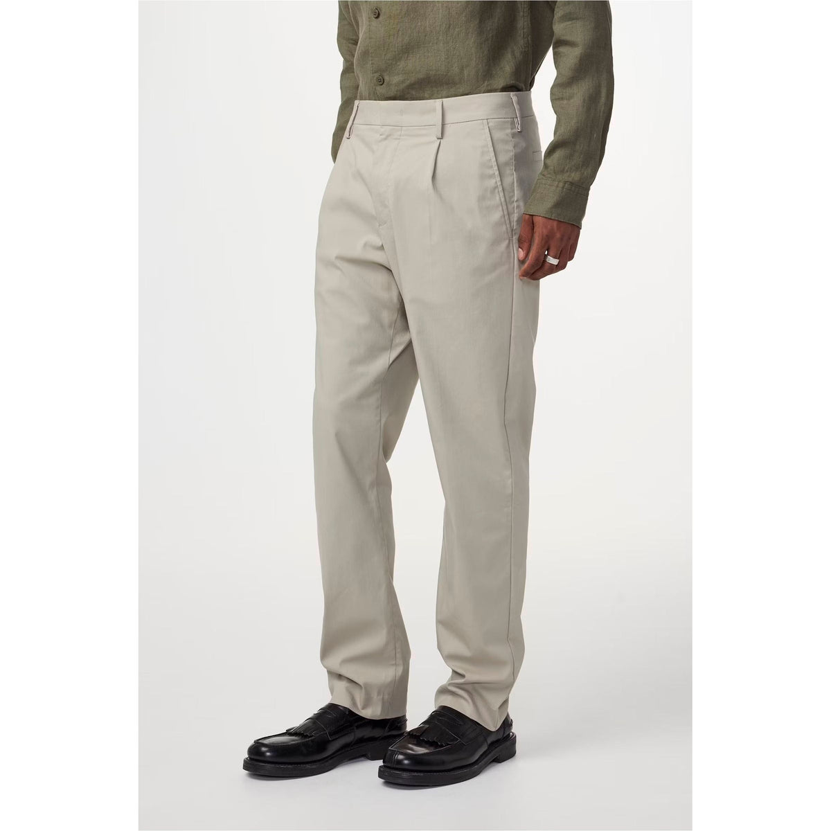 Men's NN07 Bill Classic Lightweight Pant in Fog color, featuring a slim fit and casual style with front and back pockets.