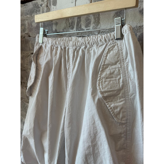 Women's Freecity poplin kite pant with white air flap and snap details, featuring a relaxed fit and casual style.