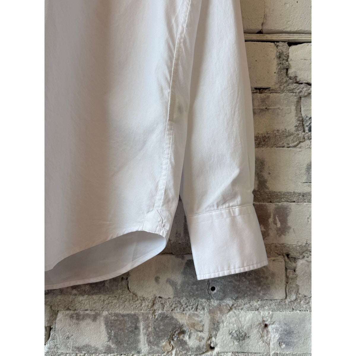 Hartford Men's Paul Woven Shirt in white, casual men's shirt with a woven fabric and classic fit, shown on a hanger.