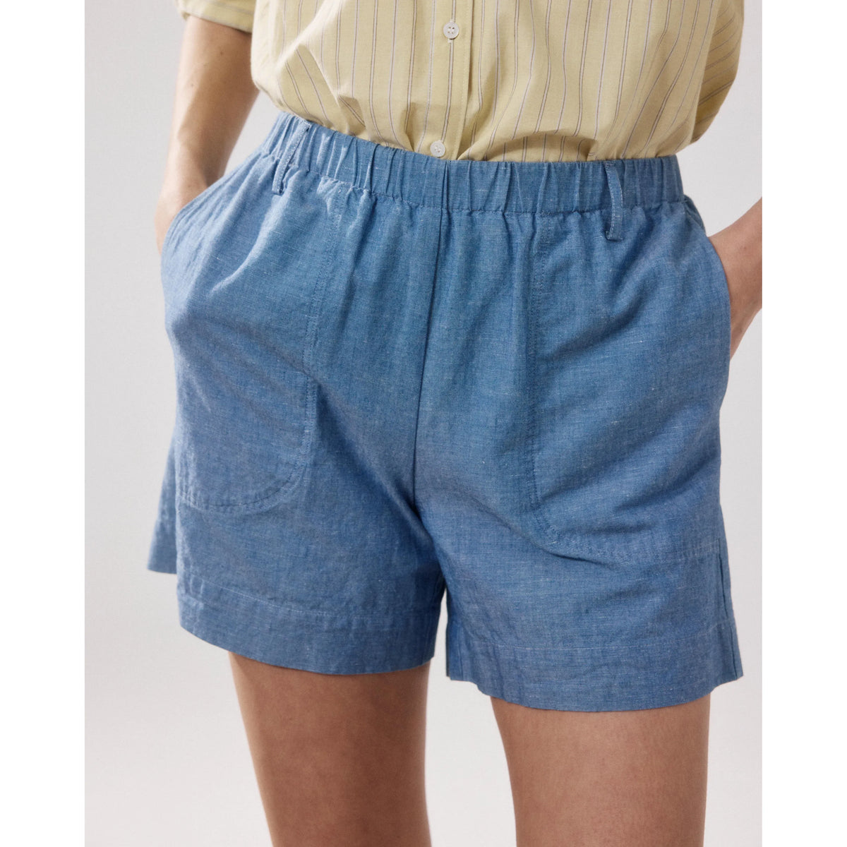 Women's Hartford Stefi linen chambray shorts in denim blue, featuring a relaxed fit and casual style.