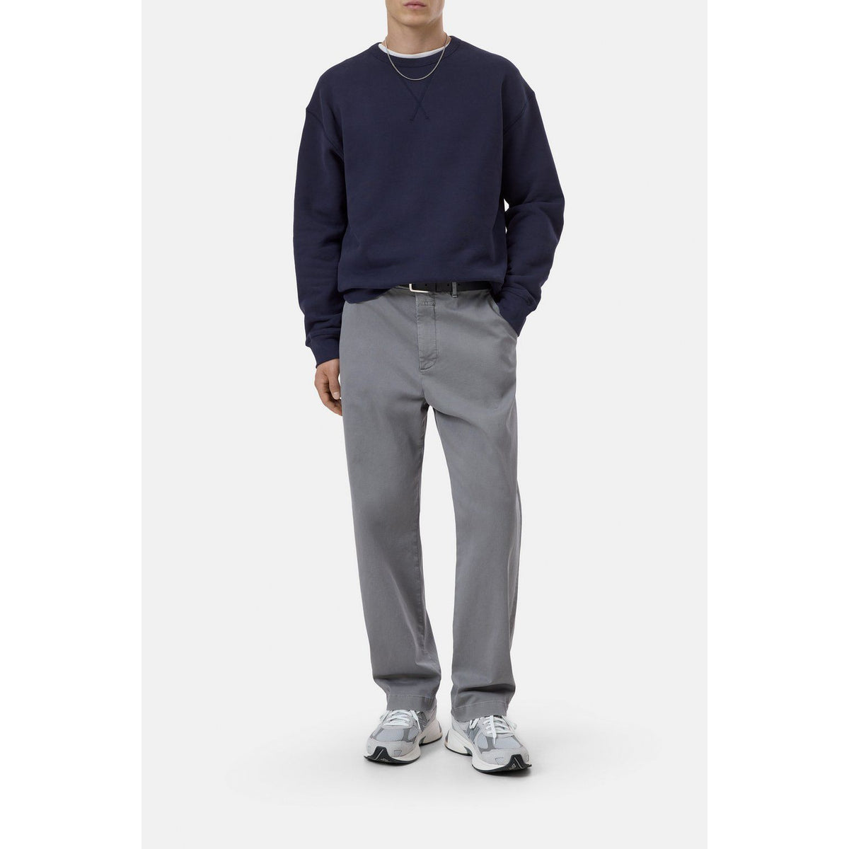 Closed Men's dark night crewneck sweatshirt, comfortable cotton fabric, casual fit, shown on a model.