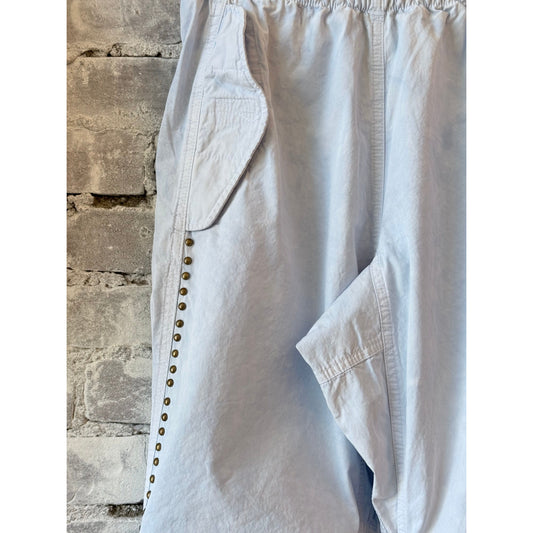 Women's Freecity HOMESTUD OUTOFSIGHT POPLINAIR FLAPSNAP kite pant in blue with plant design, casual outdoor style.