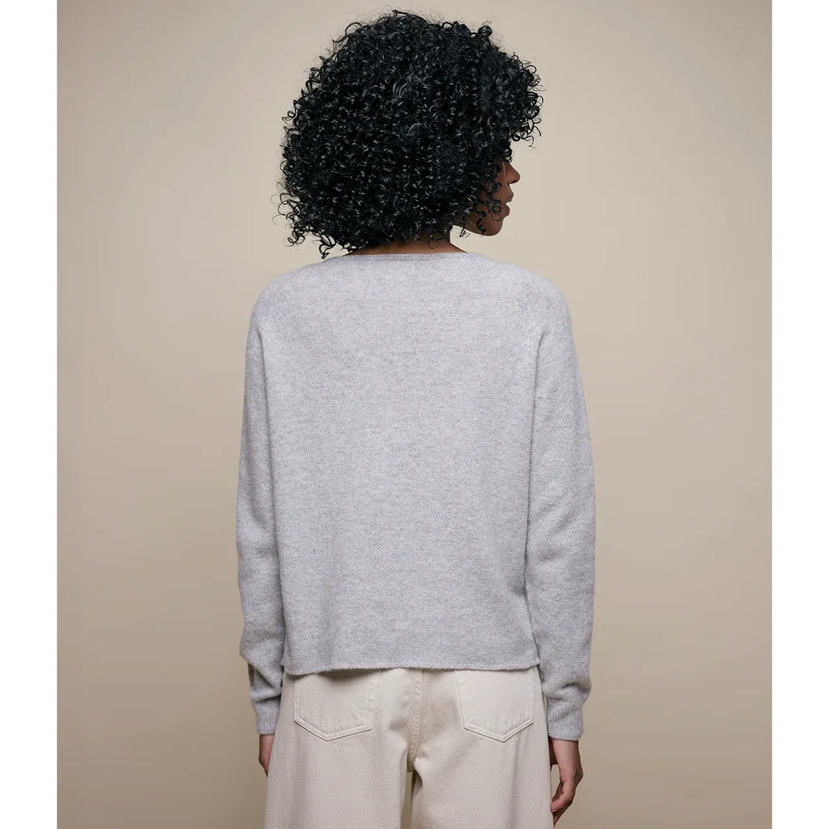 Women's lightweight Merz b. Schwanen merino wool, cashmere, and silk crew neck sweater in grey melange, displayed on a mannequin.