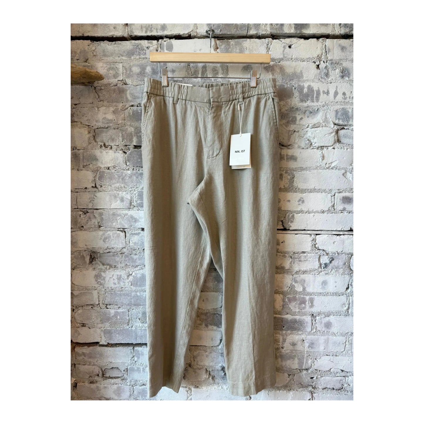 Men's NN07 Billie drawstring linen pant in fog color, featuring relaxed fit and lightweight fabric for casual comfort.