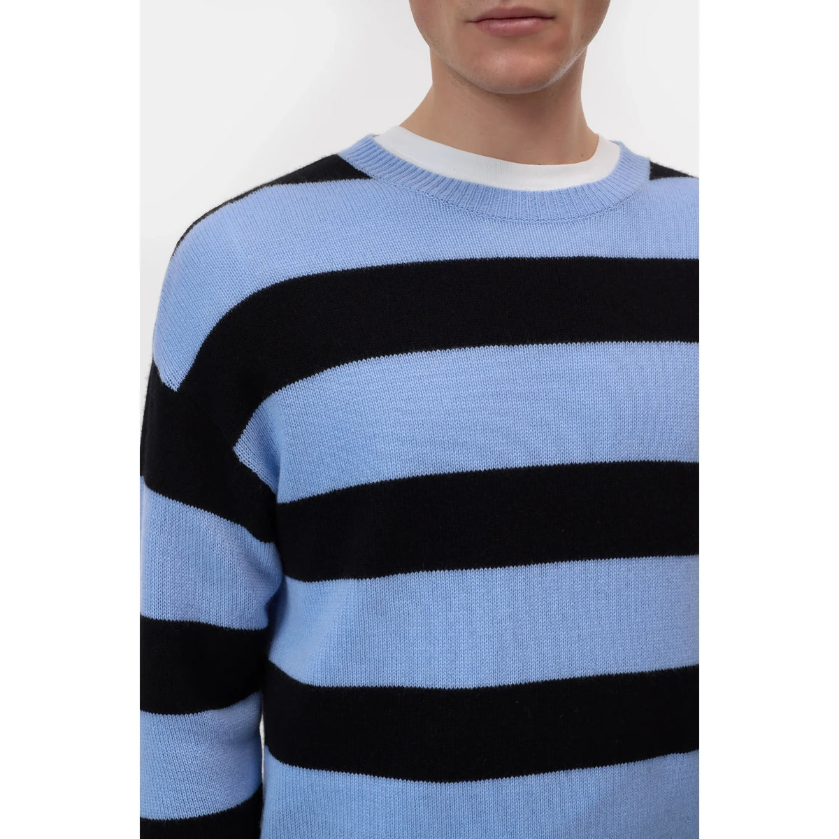 Men's cashmere striped jumper in sky blue and black with a comfortable fit, from Closed Men's, featuring a stylish striped pattern.