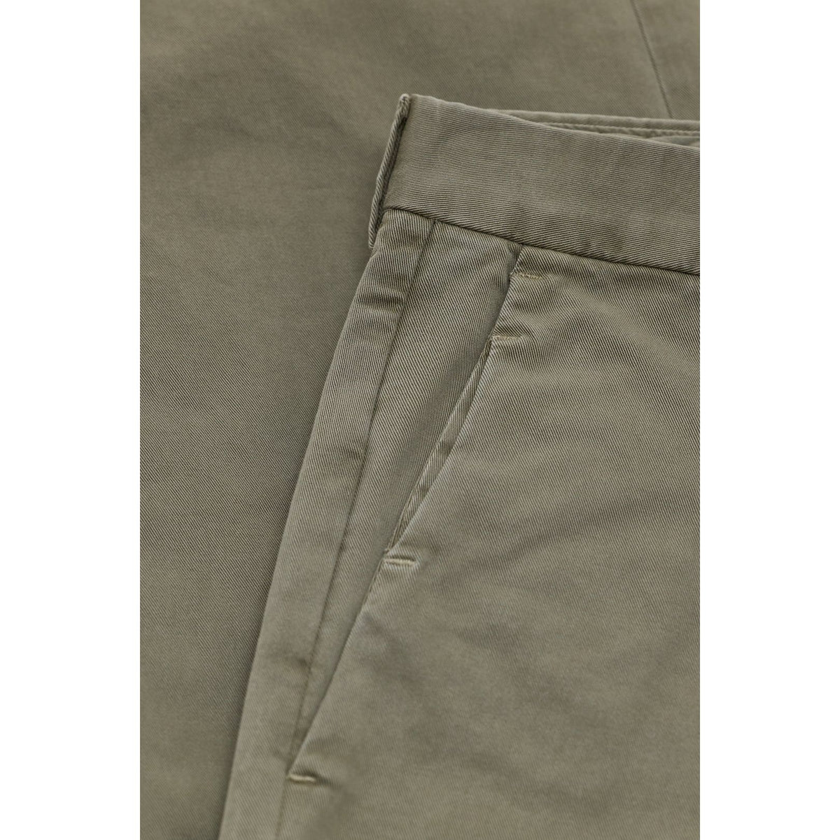 Men's Clifton True Slim Chino Pants in green by Closed Men's, slim fit with classic design and tailored look.