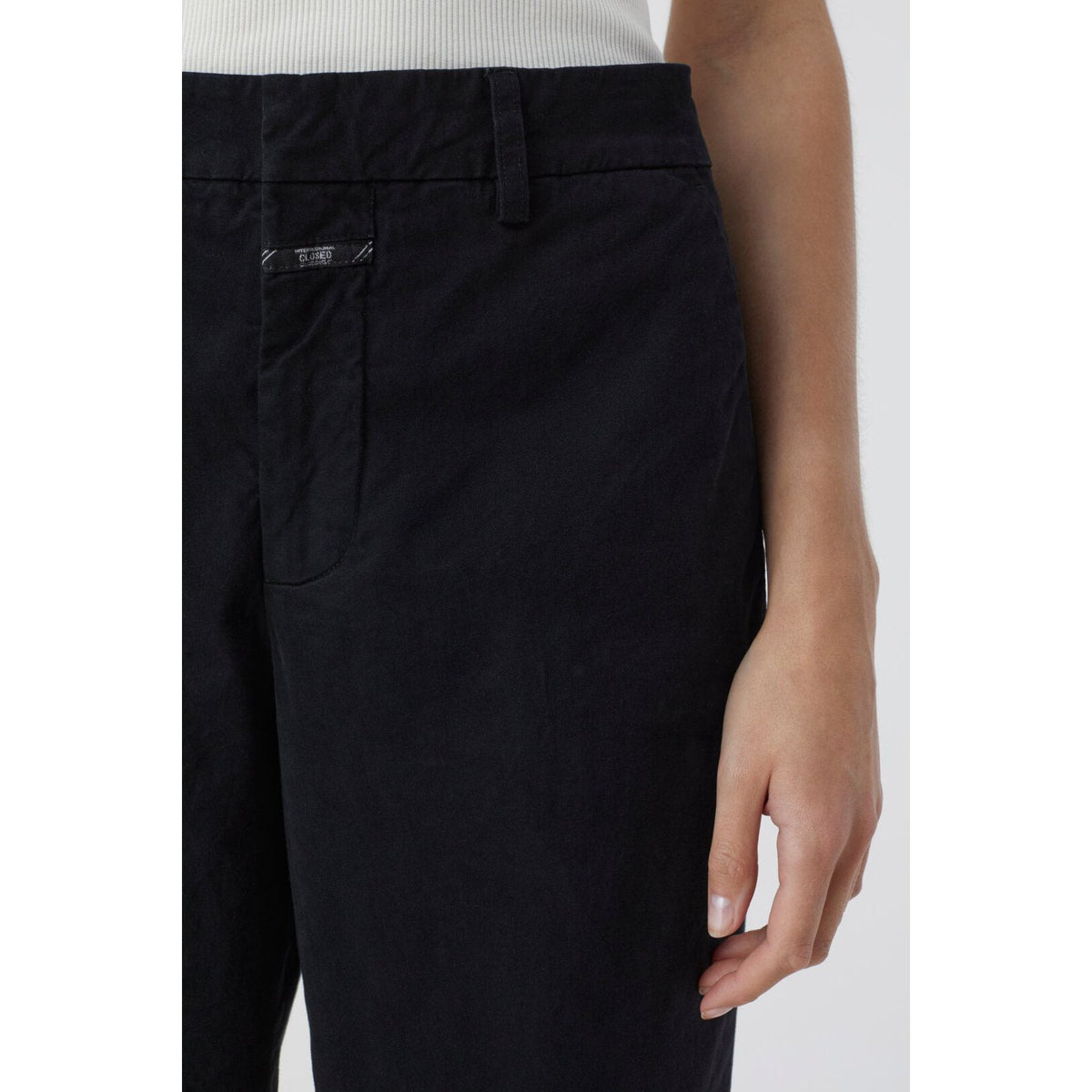 Women's black Auckley Organic Cotton Pant by Closed Women's, featuring a comfortable fit and soft organic cotton fabric.