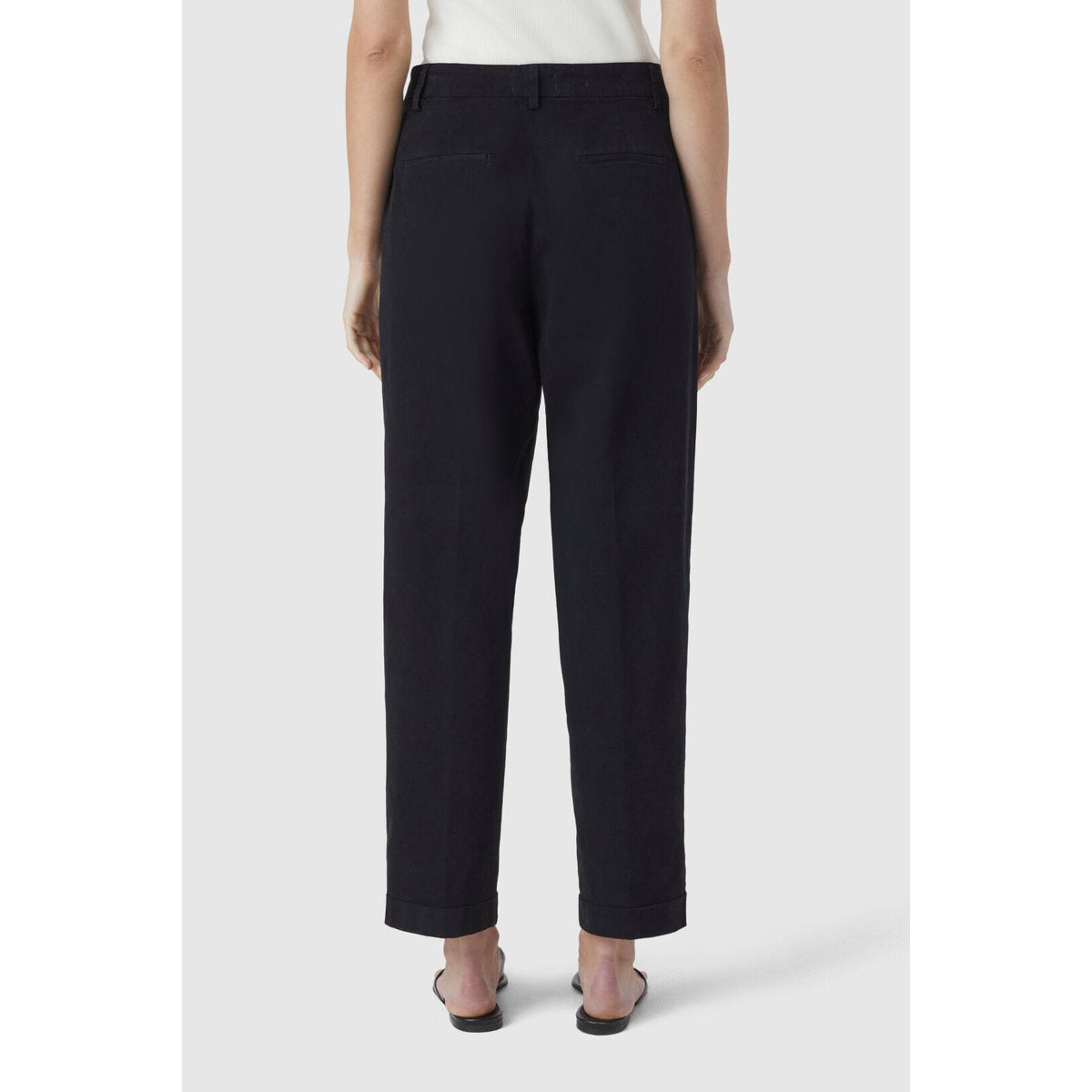 Closed Women's Auckley Organic Cotton Pant in black, showcasing the comfortable, relaxed fit of these stylish women's pants.