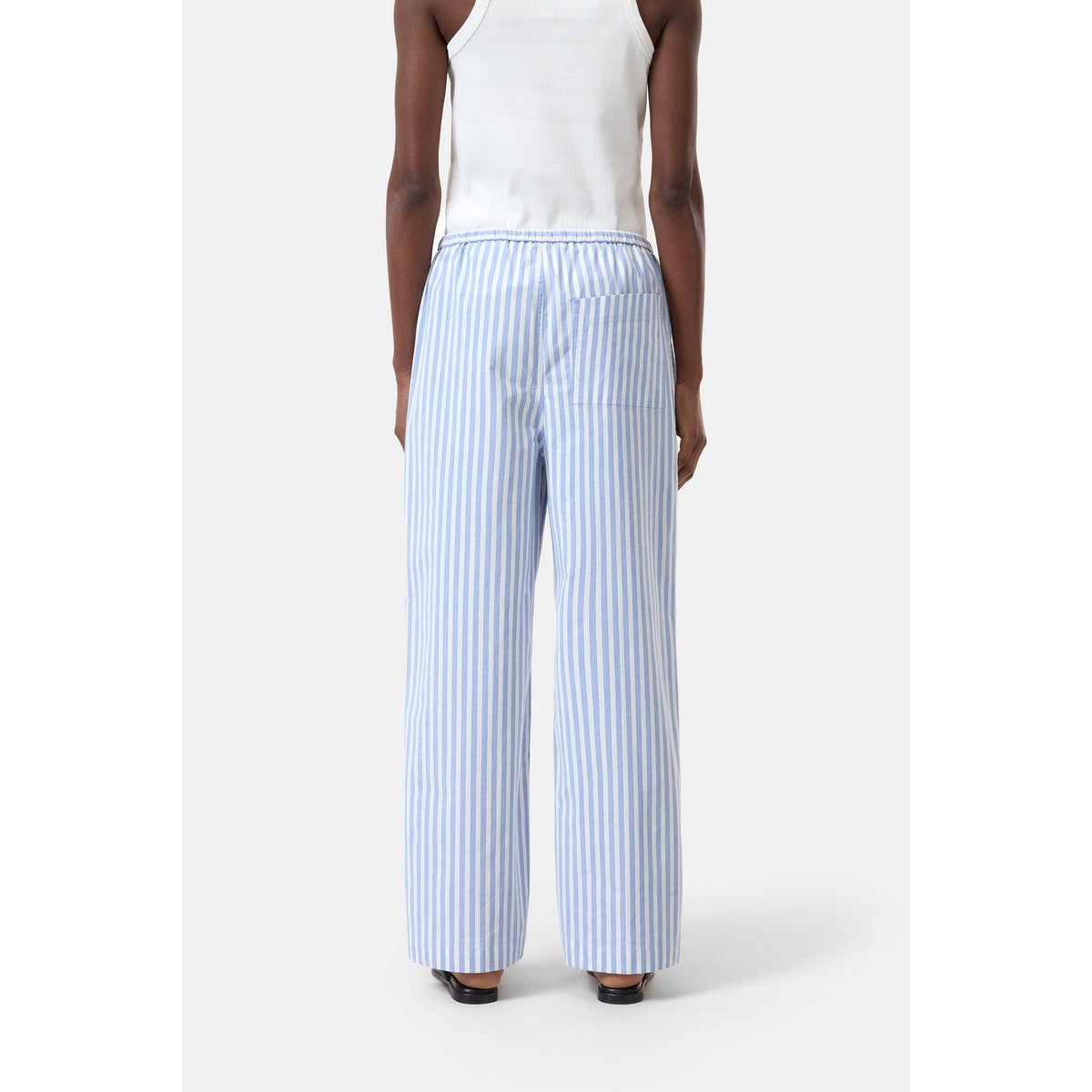 Women’s Romilla Relaxed Pants in cornflower blue by Closed Women, featuring a comfortable fit and casual style.