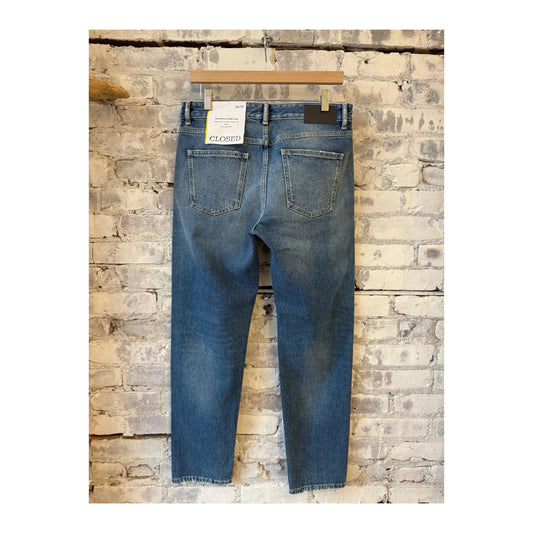 Men's Cooper True Comfort Stretch Regular Jean in mid blue, showcasing the fit and fabric texture of Closed Men's denim jeans.