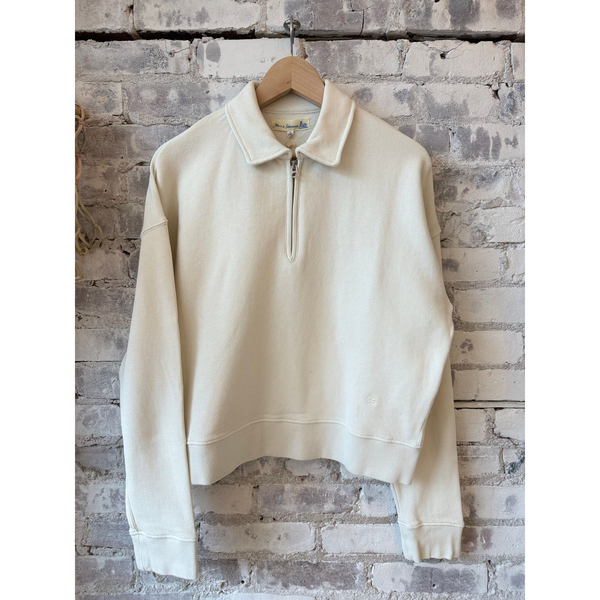 Women's cropped retro fleece sweatshirt by Merz b. Schwanen, in cashew color, featuring a half-zip and cozy fleece fabric.