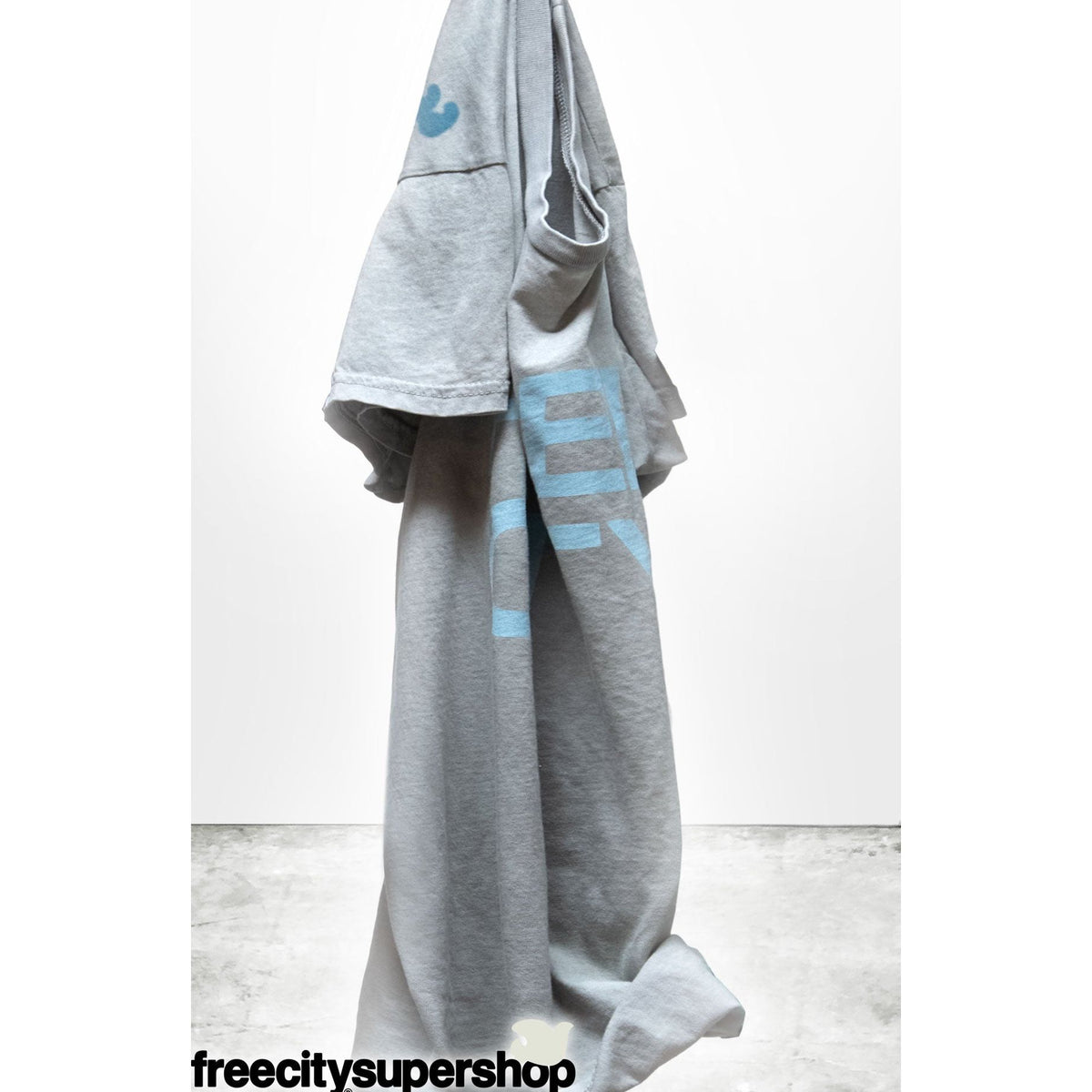 Women's Freecity SuperVINT SST sweatshirt in silver rock powder color, featuring a relaxed fit and stylish design.