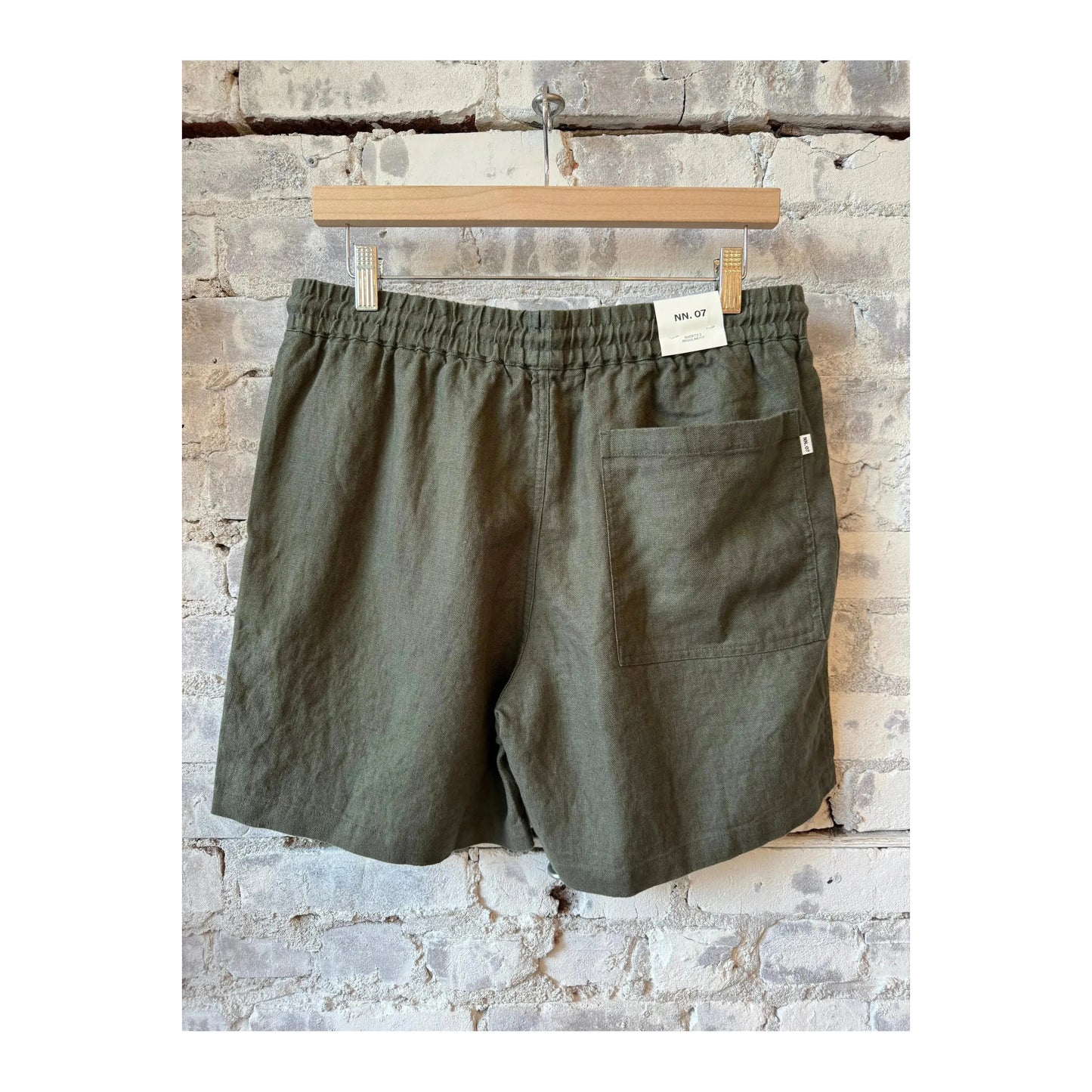 Men's NN07 Gregor casual linen shorts with drawstring in croc green, featuring a relaxed fit and lightweight breathable fabric.