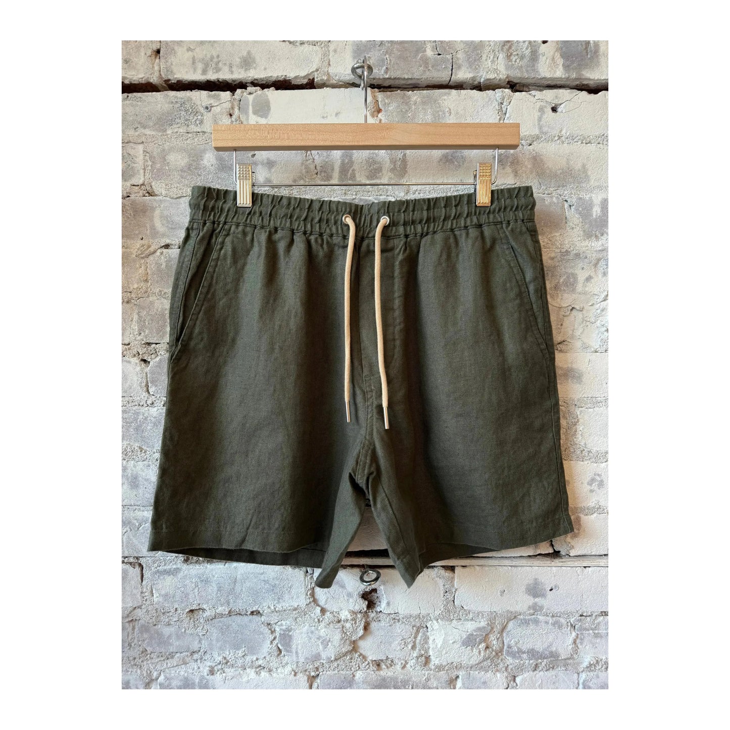 Men's NN07 Gregor casual linen shorts with drawstring in croc green, featuring a relaxed fit and lightweight fabric.
