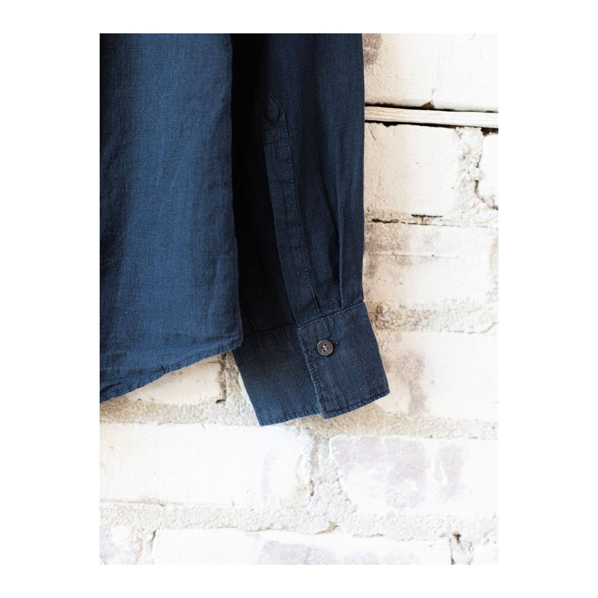 Women's navy linen shirt by Hartford Women's featuring a button-up design, casual fit, and breathable fabric.