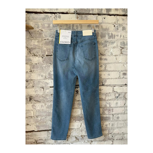 Women’s mid-blue pedal pusher relaxed jeans by Closed Women's, featuring a casual fit and classic denim style.