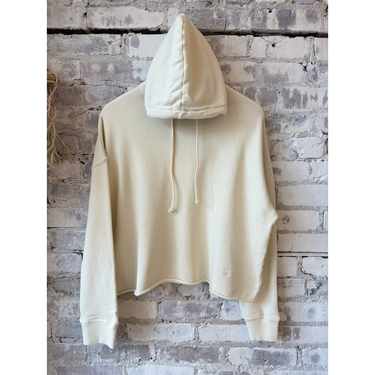 Women's retro fleece hoodie with raw hem in cashew by Merz b. Schwanen, showcasing the relaxed fit and cozy fleece fabric.