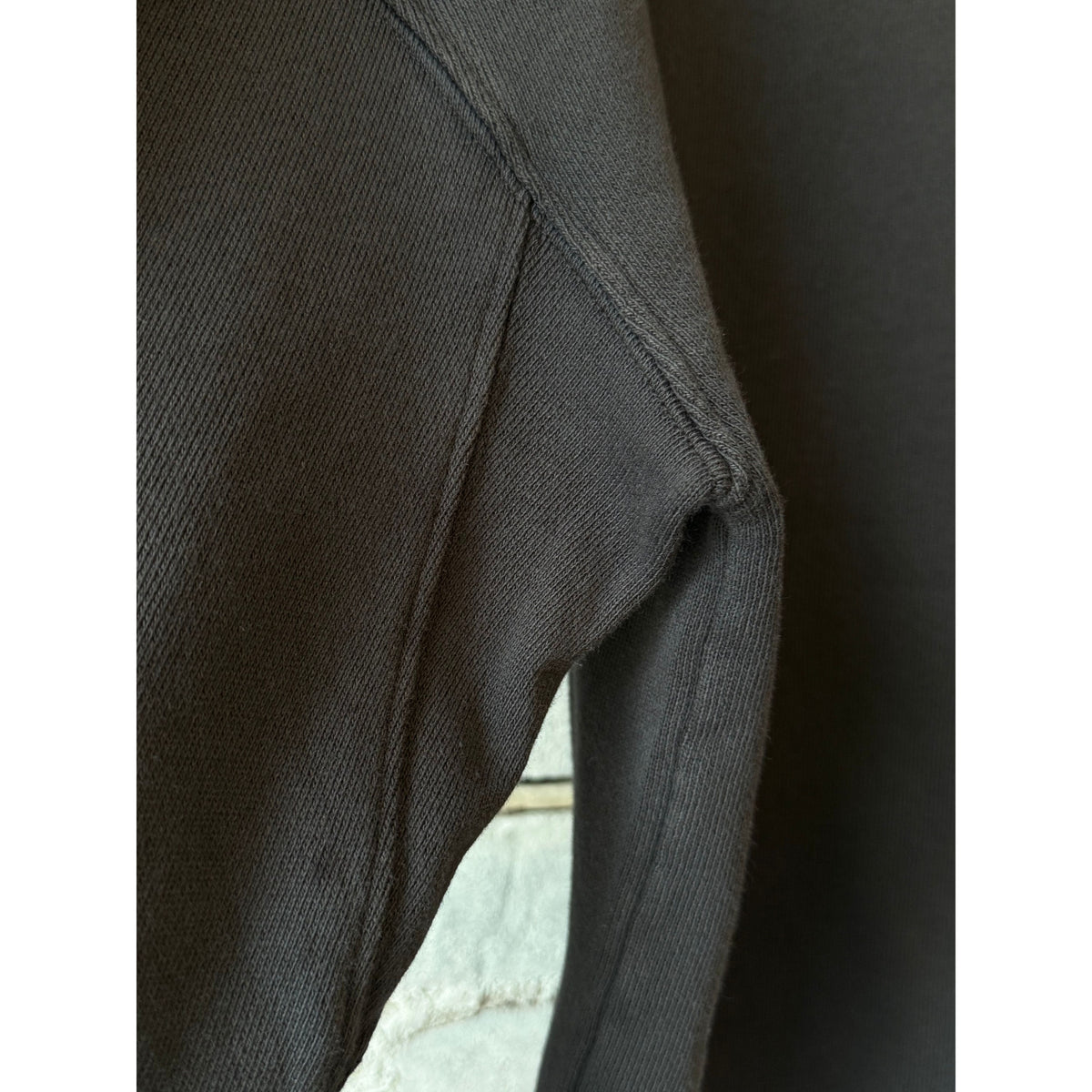 Women's Merz b. Schwanen retro fleece sweatshirt in charcoal with open-edged hem, cozy and stylish for casual wear.