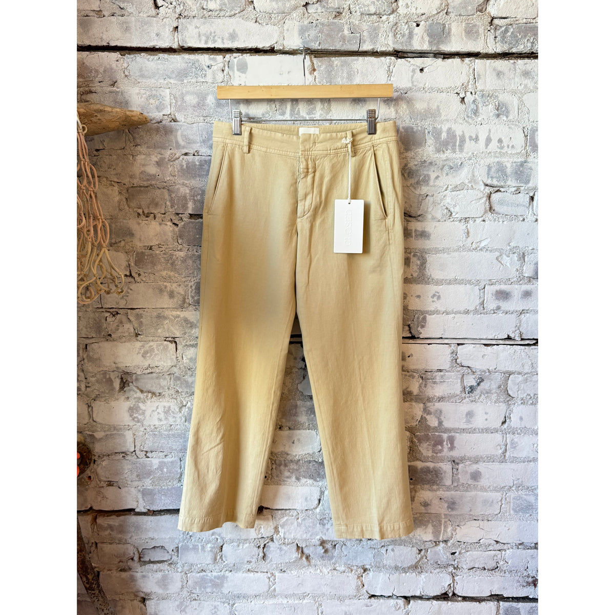 Closed Women's Serandon Cotton-Linen Pant in Clay Beige, stylish relaxed-fit trousers with a soft cotton-linen blend fabric.