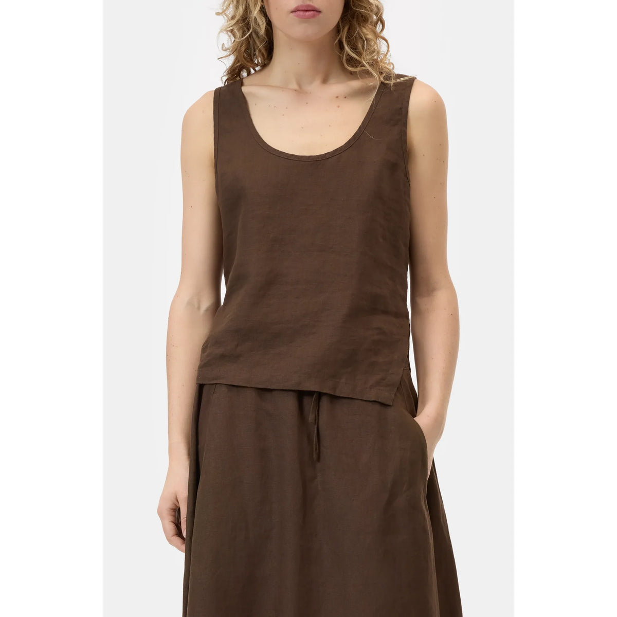 Close-up of a women's maple brown tank top by Closed, featuring a comfortable fit and sleeveless design.