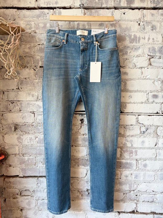 Closed Men's Unity Slim Jean – Mid Blue Gray