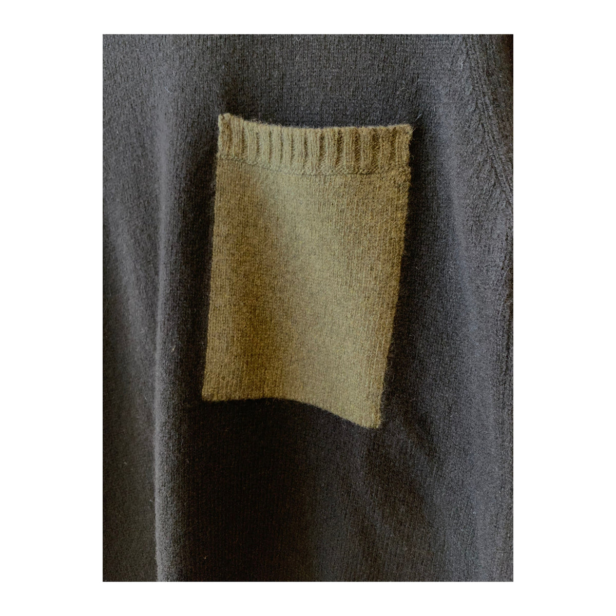 Men's cashmere pocket crew sweater in black and olive, featuring a comfortable fit and stylish design.