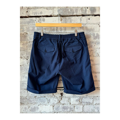 Men's navy seersucker Bermuda shorts from 04651, featuring a relaxed fit, elastic waistband, and classic seersucker fabric.
