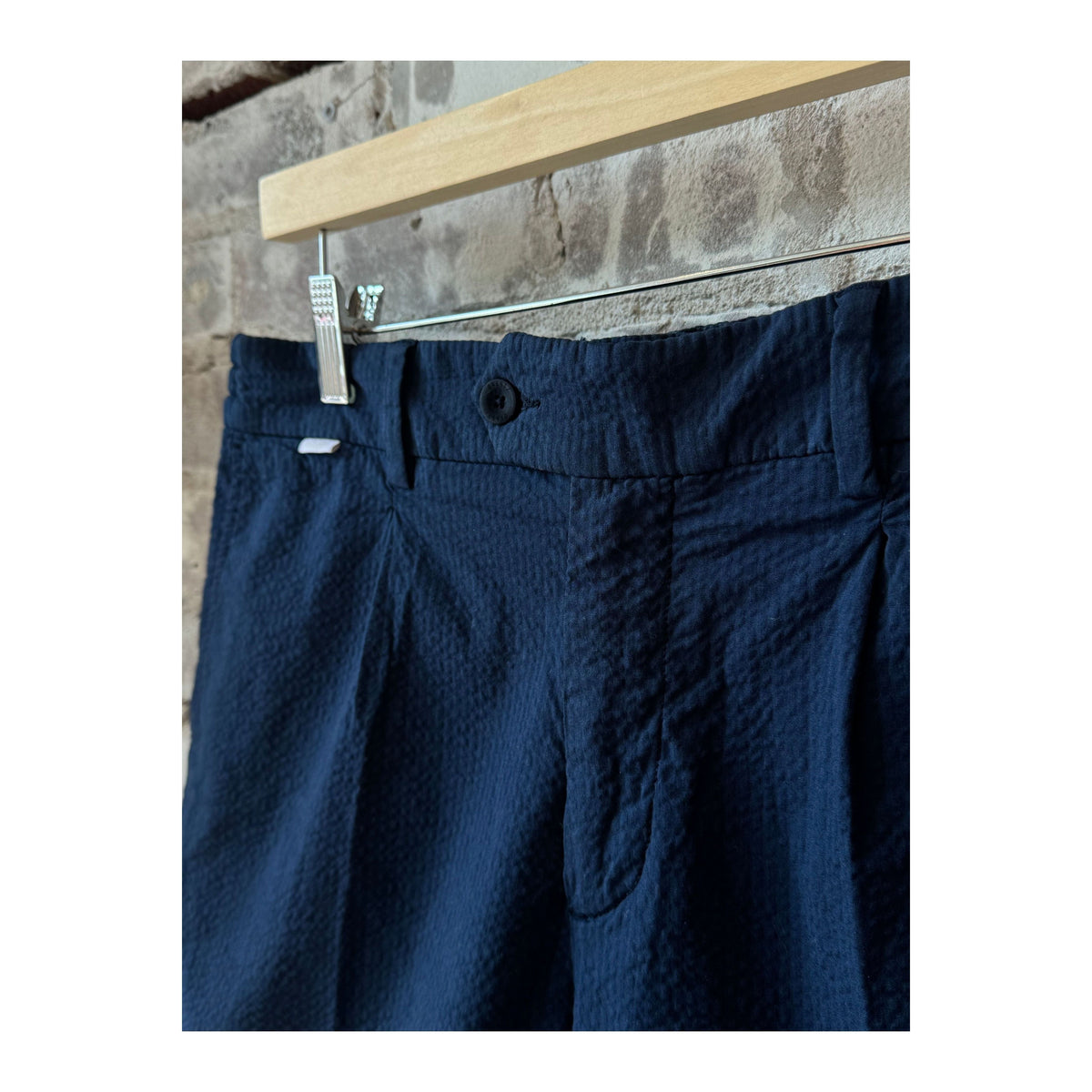 Men's navy seersucker Bermuda shorts featuring a relaxed fit and classic style, perfect for casual summer wear.