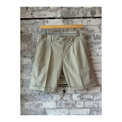 Men's seersucker Bermuda shorts in sand color, featuring a relaxed fit and casual style, ideal for warm-weather wear.