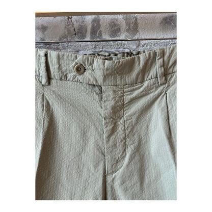 Men's seersucker Bermuda shorts in sand color, casual summer shorts with a relaxed fit and textured fabric.