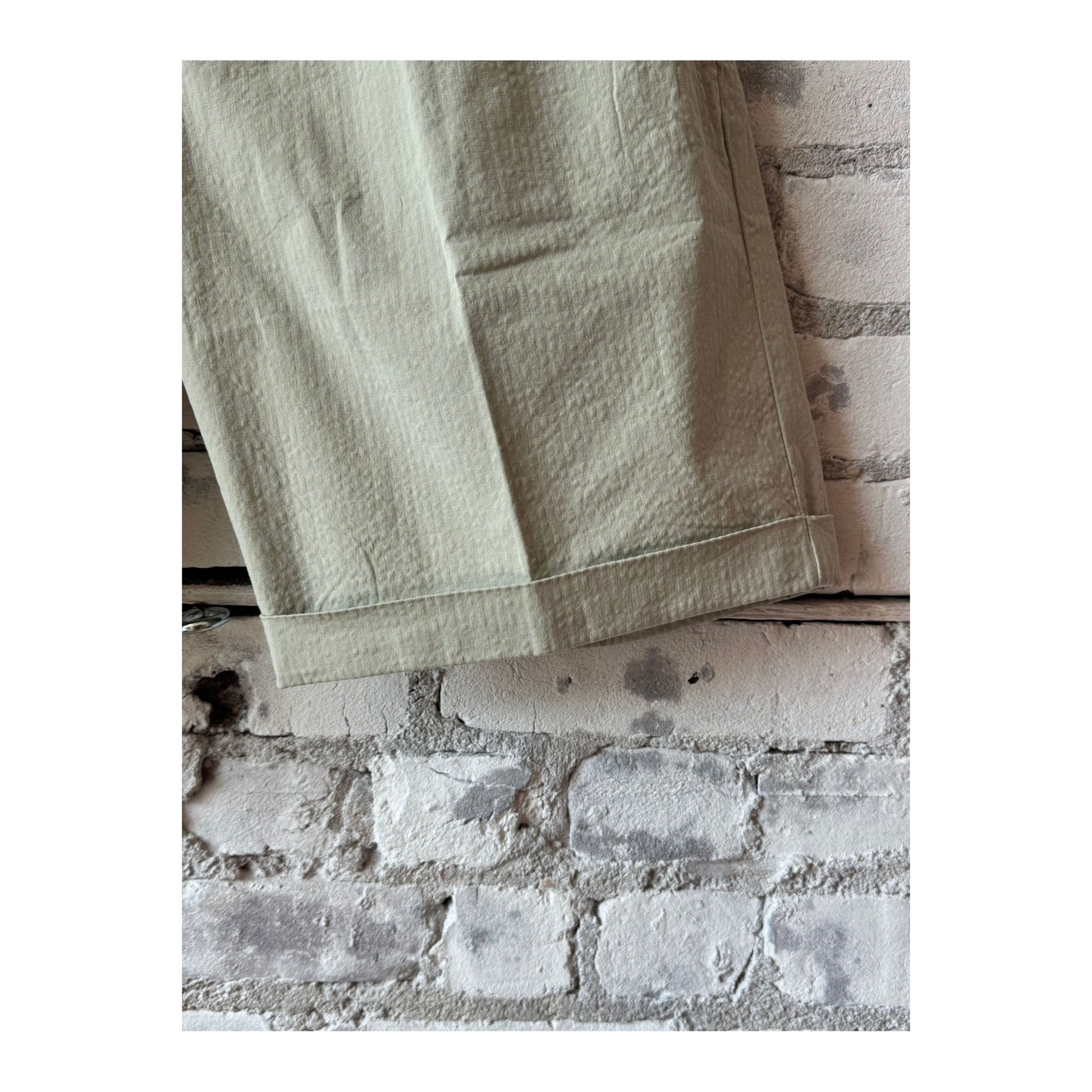 Men's seersucker Bermuda shorts in sand color, featuring lightweight, breathable fabric and a classic fit for casual summer wear.