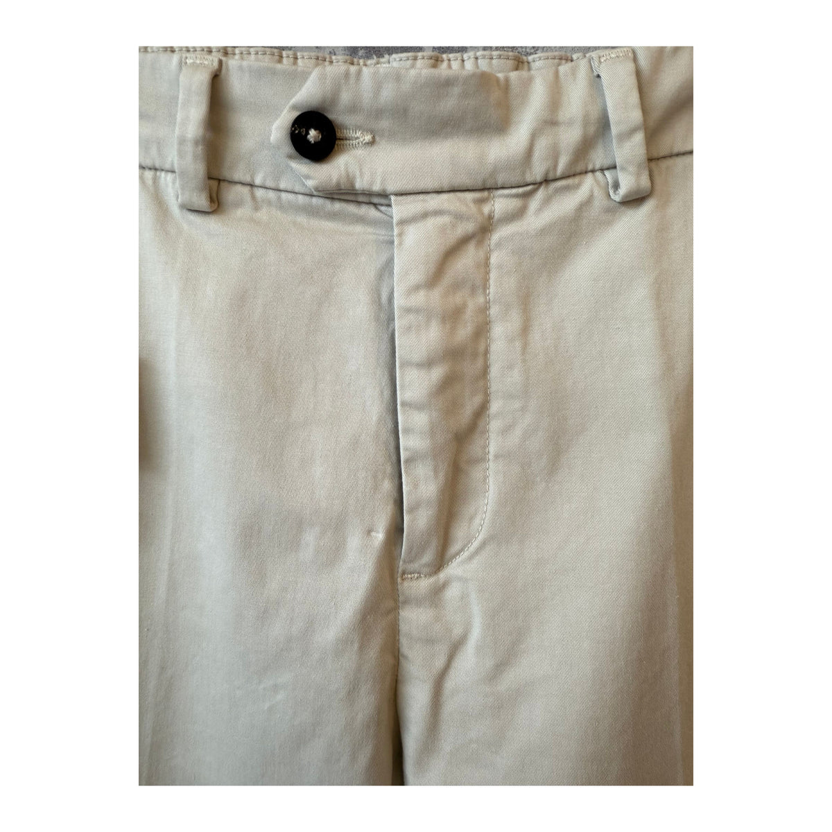 Men's beige twill pant with a classic fit, featuring belt loops and front pockets, from the 04651/ brand.