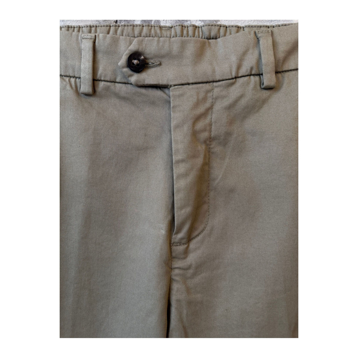 Men's taupe twill pants with a tailored fit, featuring front pockets and belt loops, by brand 04651.