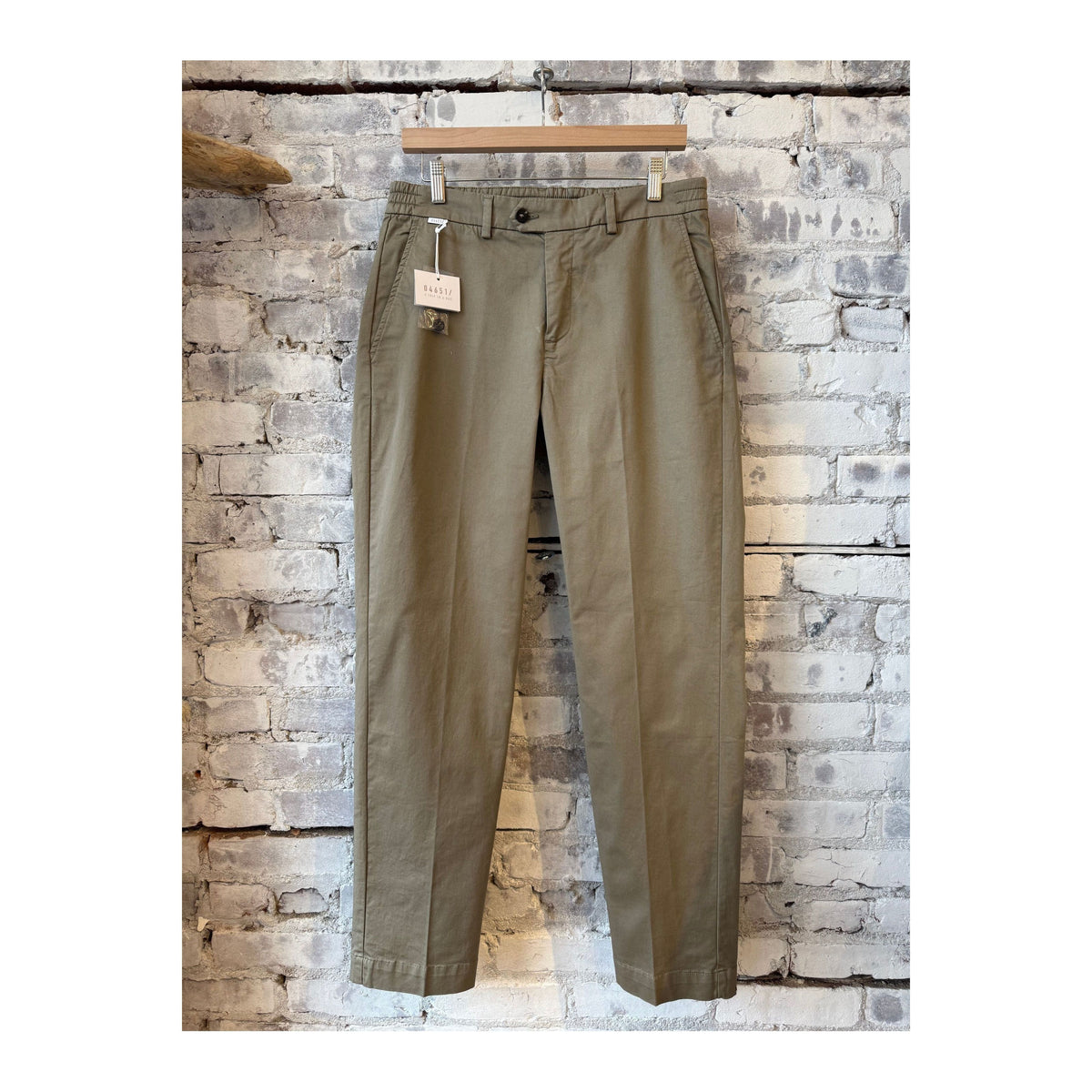 Men's taupe twill pants, casual fit with front pockets and belt loops, made by brand 04651/.