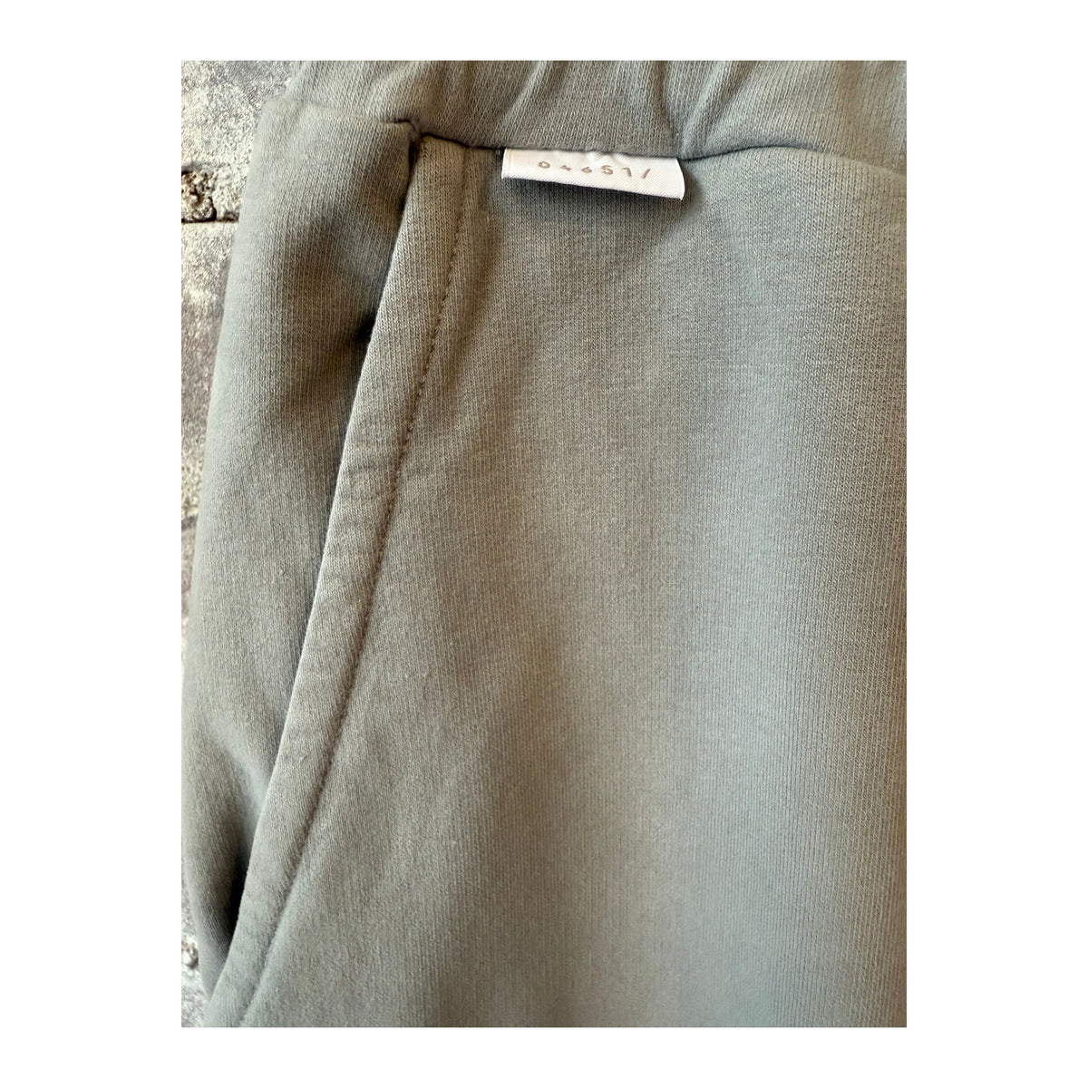 Men's grey IF Jogger pants with elastic waistband and tapered fit, made by 04651/.