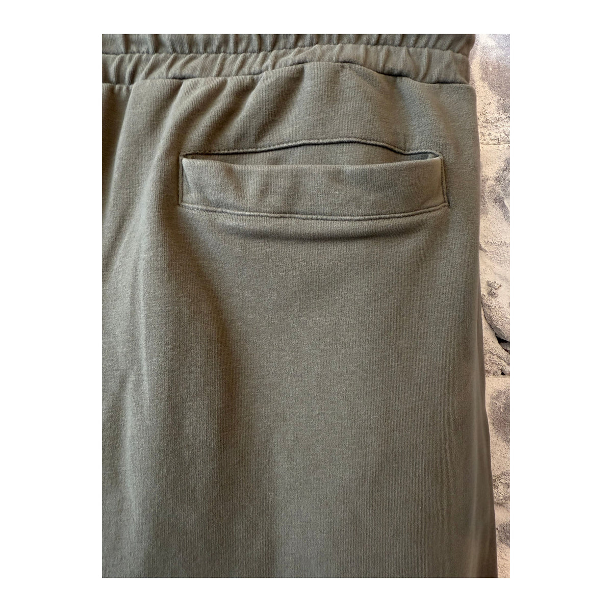Men's jungle green IF Jogger pants from 04651/ with a relaxed fit, shown on a model, featuring elastic waistband and tapered legs.