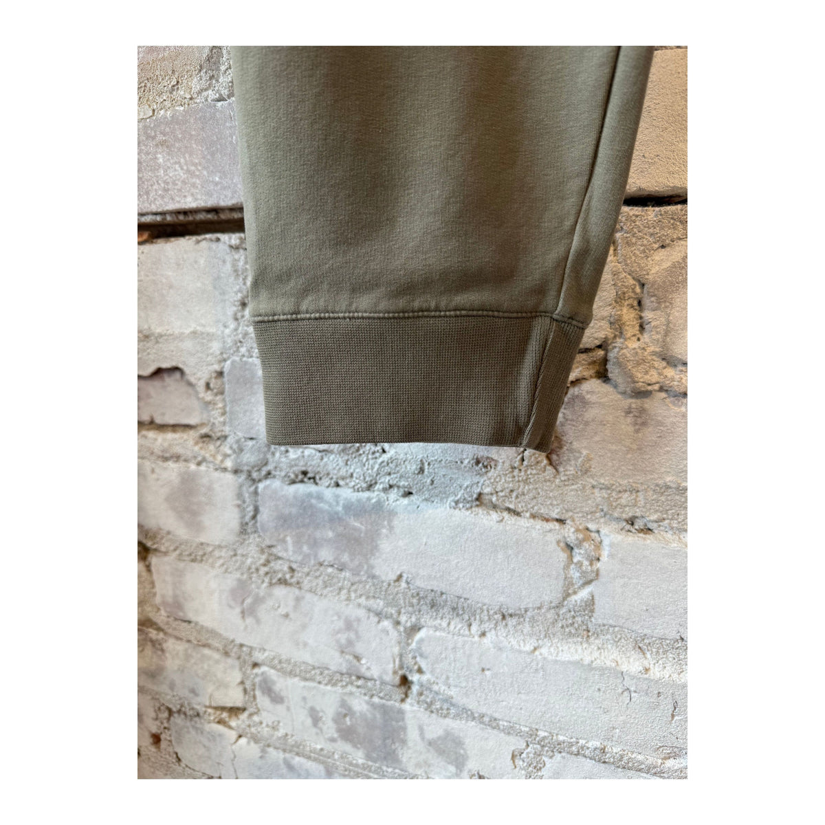 Men's IF Jogger in jungle green, casual men's joggers with a relaxed fit and elastic waistband, made by 04651.