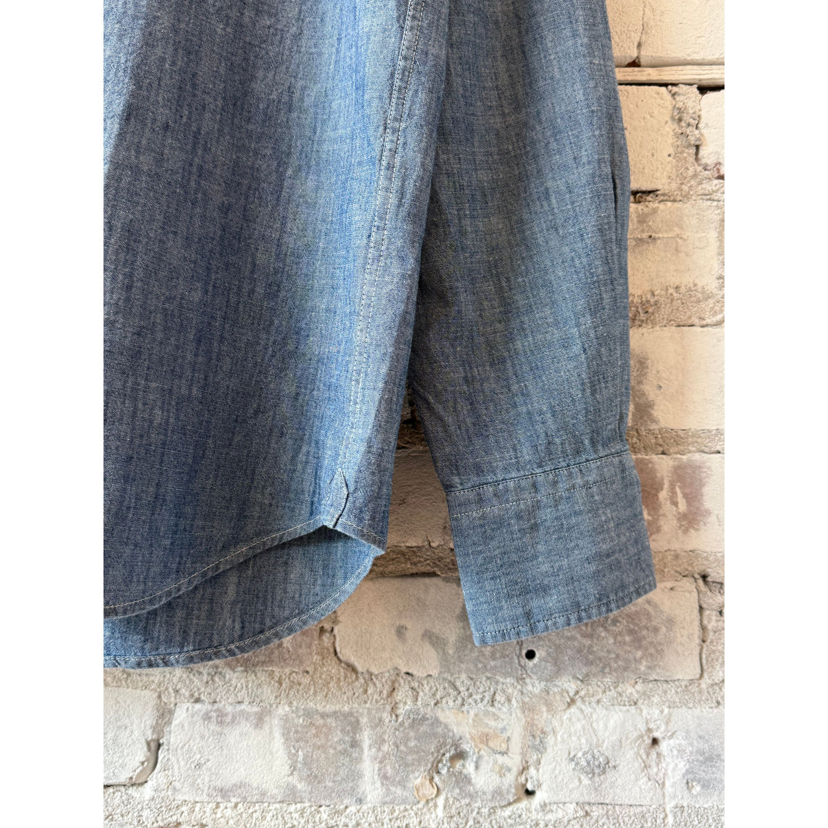 Men's Paul Woven Shirt in light indigo from Hartford Men's, showcasing a casual woven shirt with a relaxed fit and detailed stitching.