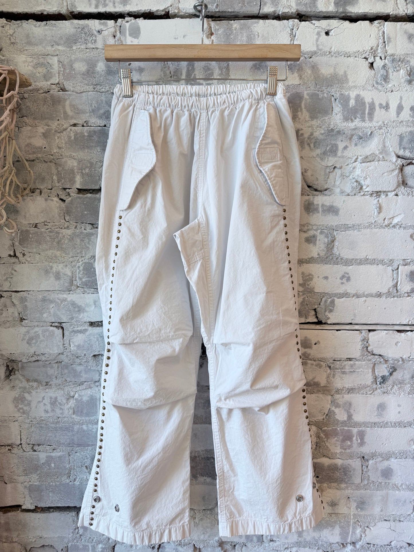 Women's Freecity Homestud Outofsight Poplinear Flapsnap kite pant in white with a relaxed fit and stylish design.