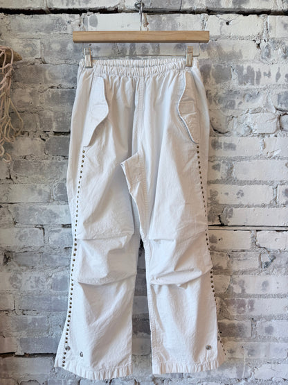 Women's Freecity Homestud Outofsight Poplinear Flapsnap kite pant in white with a relaxed fit and stylish design.