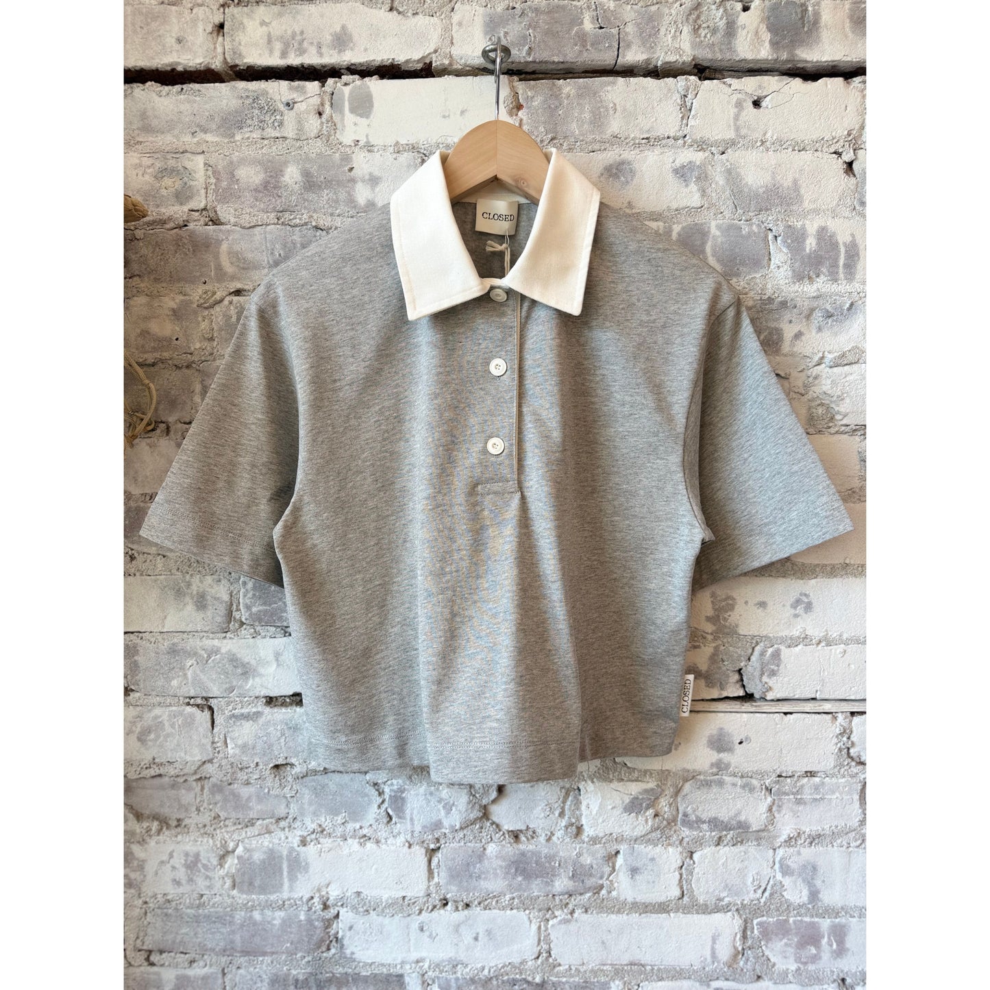 Women's cropped rugby shirt in light grey melange by Closed, featuring a classic rugby style and relaxed fit.