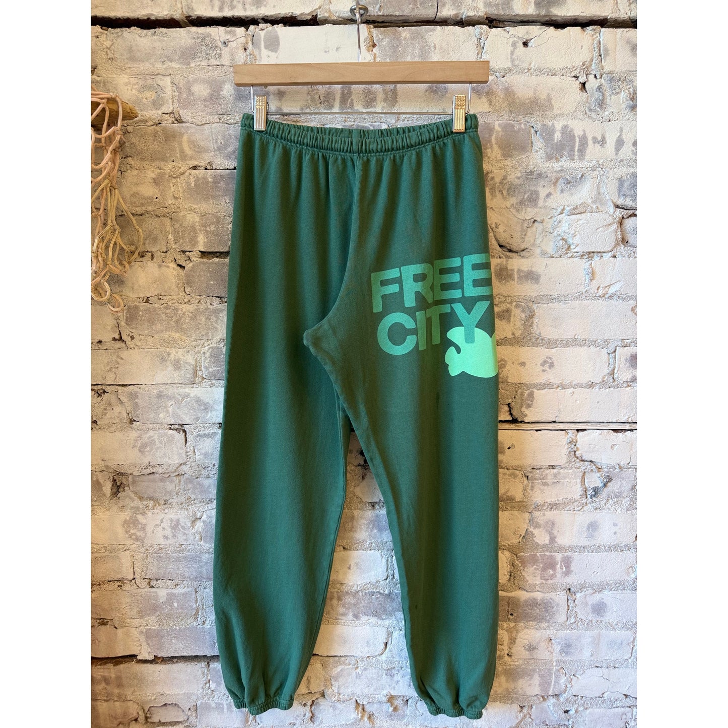 Women's Freecity large sweatpants in green, featuring a relaxed fit and comfortable elastic waistband.