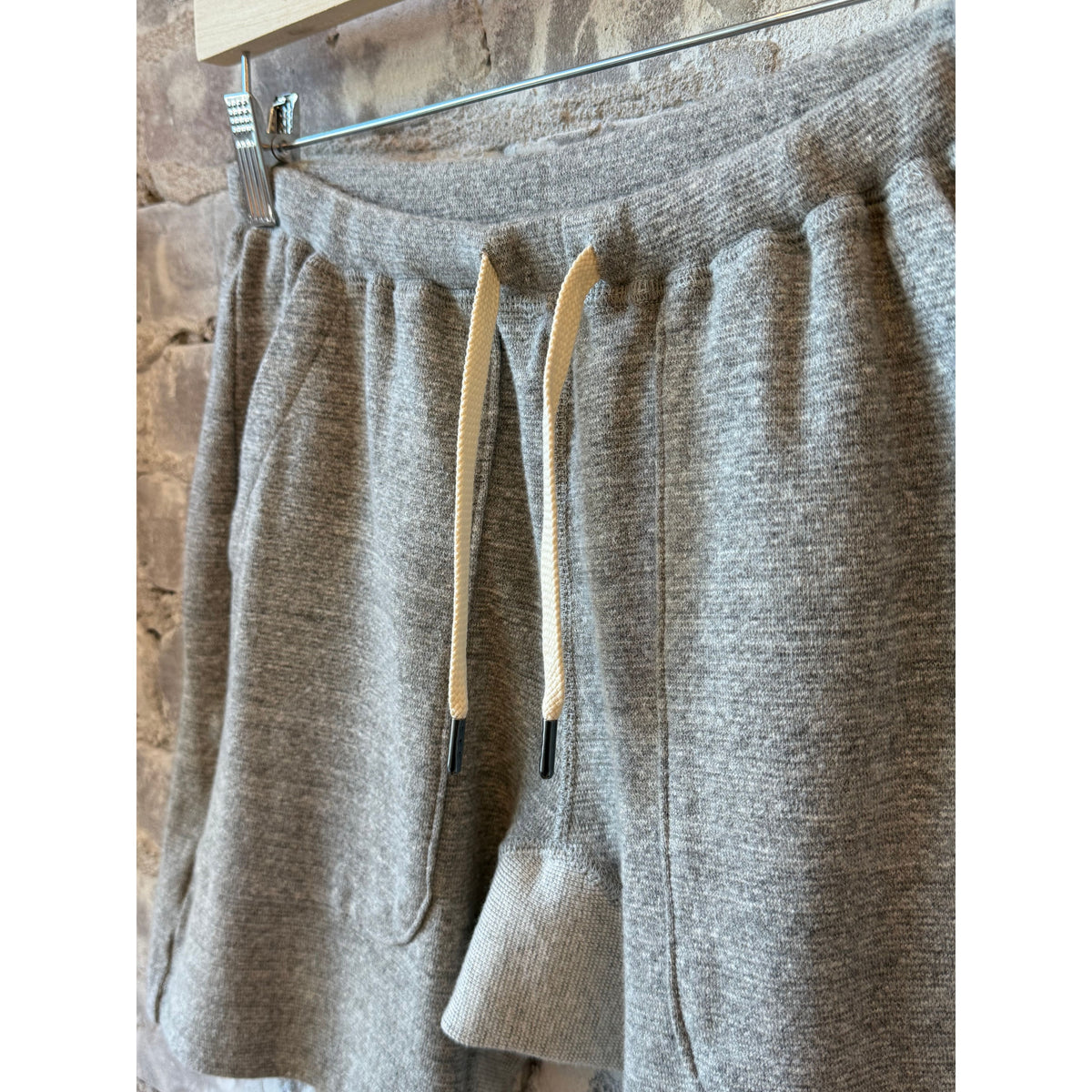 Men's Kepani Raffy fleece sweat shorts in light gray, featuring a comfortable fit and soft fleece fabric for casual wear.