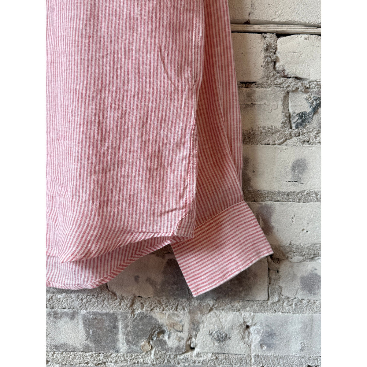 Men's Paul Woven Shirt by Hartford Men's in pink and white, featuring a stylish woven fabric and classic collar design.