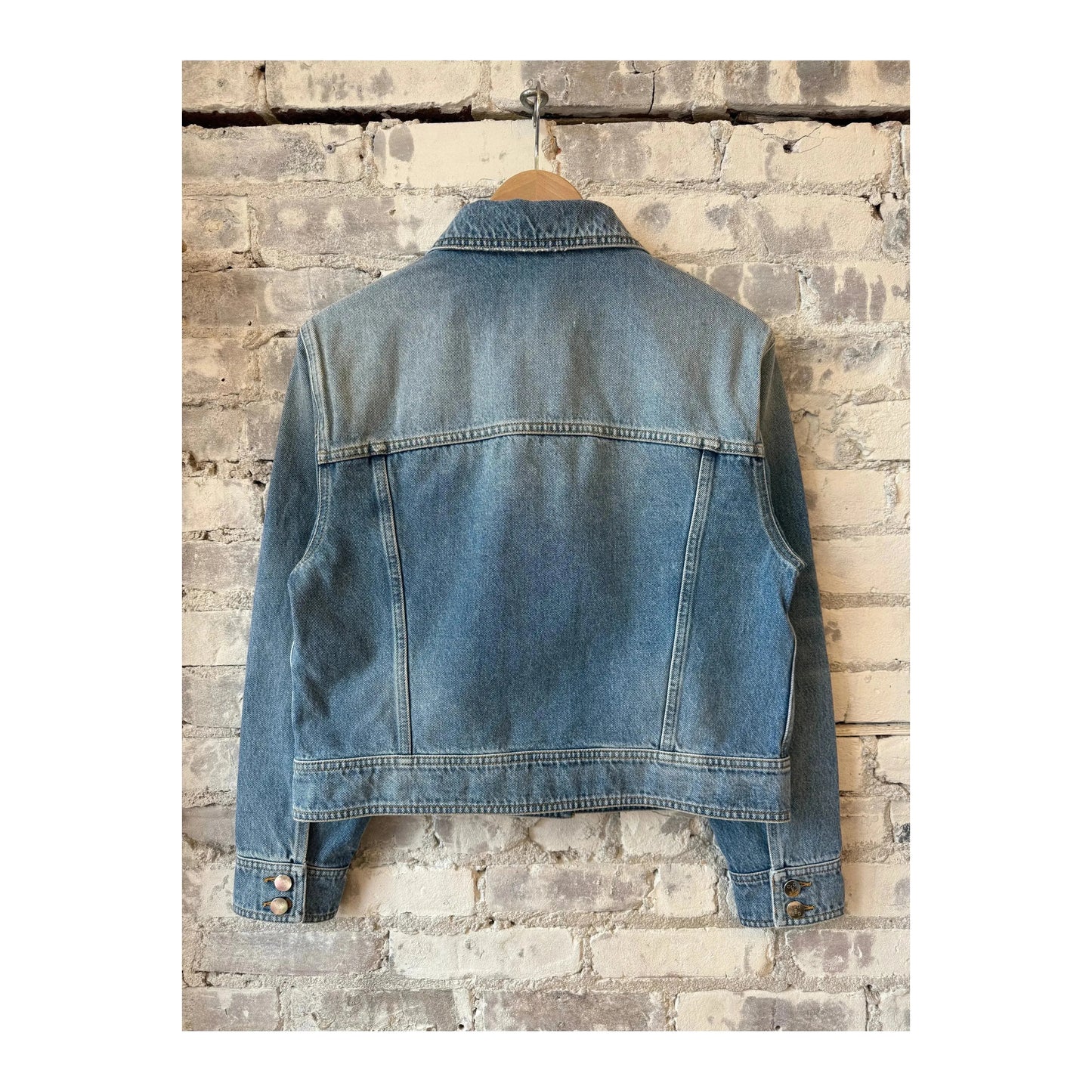 Mid blue 33° denim jacket for women by Closed Women's, showcasing classic style and fitted design.